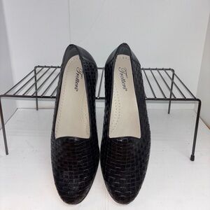 EUC Women’s Trotters Liz Black Leather Basket Weave Loafers Size 9 W